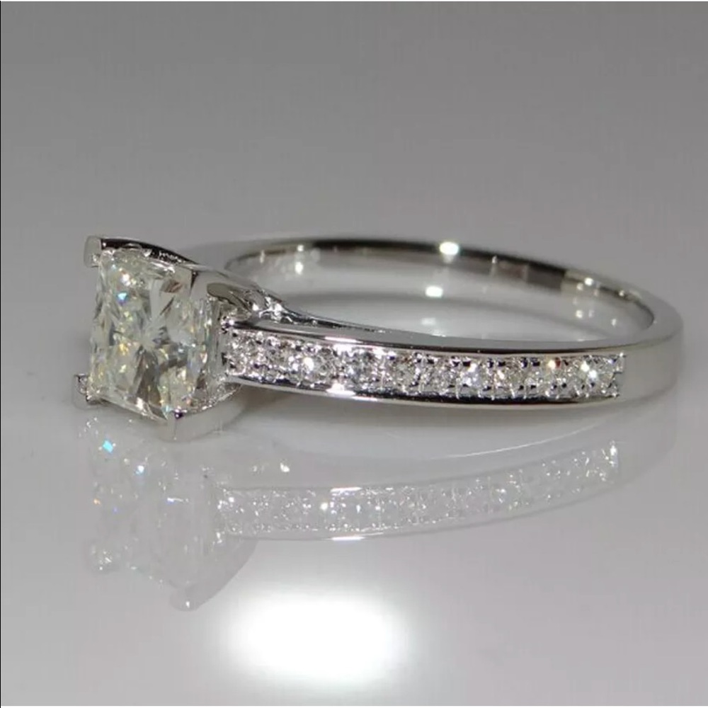 Beautiful Engagement Ring - Picture 2 of 3